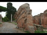 01616 ostia - regio ii - insula vii - teatro (ii,vii,2) - fragment - via delle corporazioni - bli ri sueden.jpg